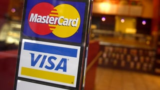 Aufkleber von Visa und Mastercard am Eingang eines Geschäftes