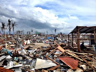 Tacloban komplett zerstört. Kein einziges stehendes Gebäude. Tabula rasa.