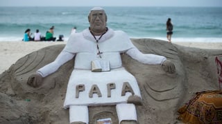 Papst-Skultpur aus Sand am Copacabana-Strand. 