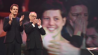 Zwei Personen auf der Bühne stehend. Zwei Personen auf der Bühne stehend.
