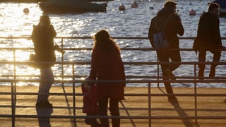 Menschen gehen in der Sonne 