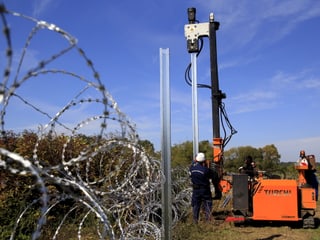 Soldaten errichten einen Zaun
