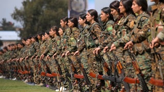 YPG-Kämpferinnne paradieren im März 2019