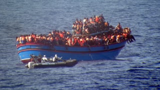 Die italienische Küstenwache begleitet ein mit dutzenden afrikanischen Flüchtlingen überfülltes Schiff.