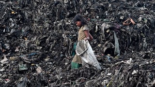 Mädchen in Indien auf Abfallberg