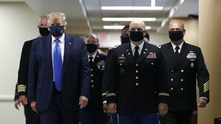 Donald Trump trug beim Besuch im Walter-Reed-Spital in Bethesda bei Washington eine blaue Gesichtsmaske mit dem Siegel des Präsidenten.