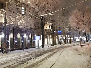 Strasse in Stadt mit winterlichen Verhältnissen