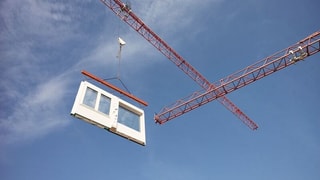 Holzelement hängt am Kran Holzelement hängt am Kran