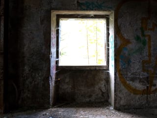Ein ein Quadratmeter grosses Fenster (Loch) in einer Wand.