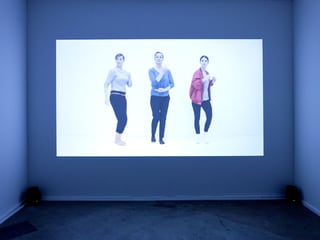 Die Künstlerin Julia Geröcs zeigt ein Video, in dem es um interkulturellen Austausch geht