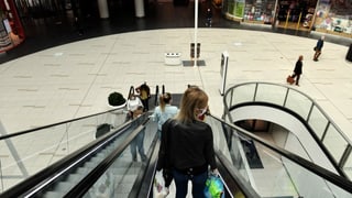 Frau in Shopping-Center in Polen