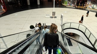 Frau in Shopping-Center in Polen Frau in Shopping-Center in Polen