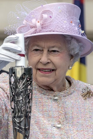 Königin Elizabeth packt ihre Rede in den Jubilee Baton für die Commonwealth Games.