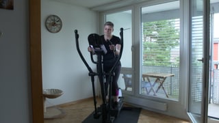 Jessica S. auf dem Hometrainer Jessica S. auf dem Hometrainer