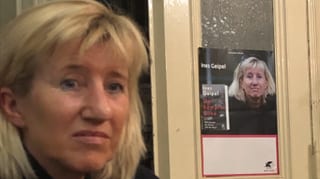 Frau vor Plakat. Frau vor Plakat.