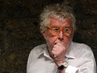 Der britische Komponist Harrison Birtwistle mit weissem Hemd und oranger Brille. Der britische Komponist Harrison Birtwistle mit weissem Hemd und oranger Brille.