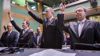 Männer heben in Parlamentssaal die Hand zum Schwur.
