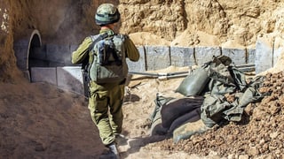 Israelischer Soldat vor einem Tunnel der Hamas Israelischer Soldat vor einem Tunnel der Hamas