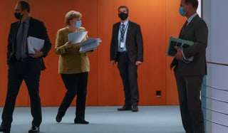 Kanzlerin Angela Merkel sowie weitere Politiker.
