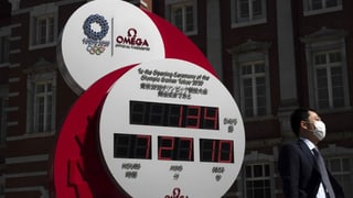 Countdown-Uhr und eine Person mit Schutzmaske. Countdown-Uhr und eine Person mit Schutzmaske.