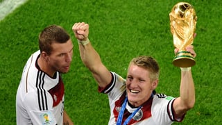 Lukas Podolski und Bastian Schweinsteiger mit dem WM-Pokal. Lukas Podolski und Bastian Schweinsteiger mit dem WM-Pokal.