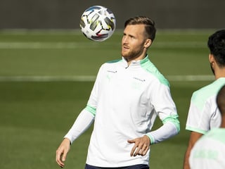 Silvan Widmer jongliert mit dem Ball Silvan Widmer jongliert mit dem Ball