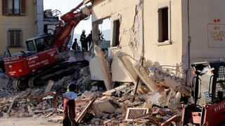 Beim Erdbeben beschädigtes Hotel wird abgerissen. 