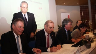 Die Walliser Kantonsregierung beim Unterzeichnen der Verträge.