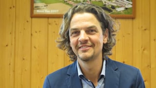 Christian Grossenbacher im Gemeindesaal – bevor der Anlass nach draussen verlegt wurde. Christian Grossenbacher im Gemeindesaal – bevor der Anlass nach draussen verlegt wurde.
