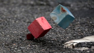 Ein Boccia-Spiel in vollem Gang 