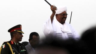 Der sudanesische Präsident nach seiner Ankunft am Flughafen der sudanesischen Hauptstadt. 