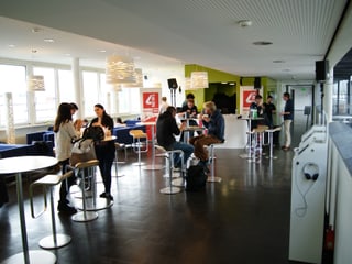 Kantine der Hochschule Luzern mit Studierenden am Mittagessen.
