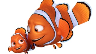 Nemo und Marlin schwimmen nebeneinander.