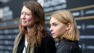 Eine junge und eine etwas ältere Frau vor deiner Wand mit der Aufschrift "Zurich Film Festival" Eine junge und eine etwas ältere Frau vor deiner Wand mit der Aufschrift "Zurich Film Festival"