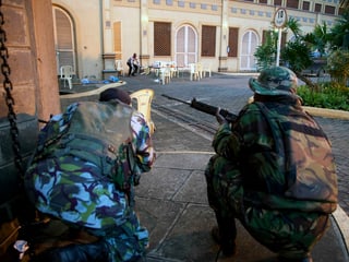 Soldaten halten vor dem Einkaufszentrum die Stellung