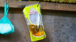 Reines Palmöl in einem Plastik-Sack häng an einem Nagel an der Wand Reines Palmöl in einem Plastik-Sack häng an einem Nagel an der Wand