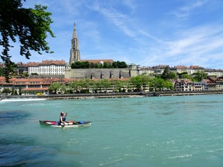 Eine Person in einem Kanu auf einem Fluss.