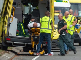 Sanitäter bringen einen Verletzten ins Krankenhaus