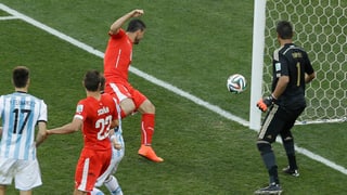 Blerim Dzemaili lenkt den Ball im WM-Achtelfinal gegen Argentinien mit dem Knie neben das Tor.