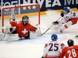 Der Schweizer Goalie verhindert einen Treffer durch Tschechiens NHL-Star Jakub Voracek.