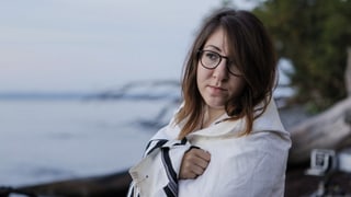 Eine Frau, in eine Decke gewickelt. Eine Frau, in eine Decke gewickelt.