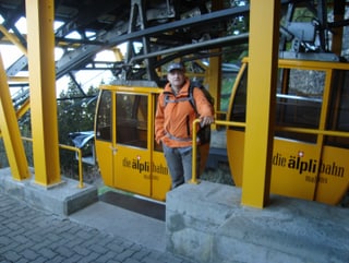 Die zwei Kabinen der Älplibahn bei Malans.
