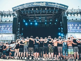 Festivalbesucher umarmen sich