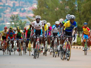 Radfahrer auf den Strassen durch Ruanda.