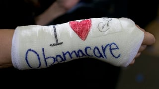 Ein Armgips mit der Aufschrift: Ich liebe Obamacare.