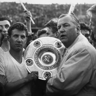 Hans Schäfer, Weltmeister 1954 und Köln-Legende, bekommt 1964 die Meisterschale ausgehändigt.