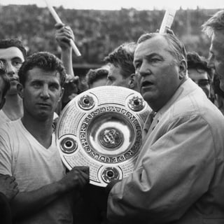 Hans Schäfer, Weltmeister 1954 und Köln-Legende, bekommt 1964 die Meisterschale ausgehändigt. Hans Schäfer, Weltmeister 1954 und Köln-Legende, bekommt 1964 die Meisterschale ausgehändigt.