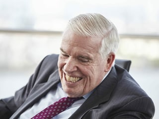 Klaus-Michael Kühne lacht 