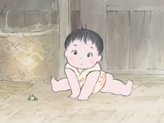 Baby sitzt auf dem Boden und beobachtet Miniaturfrösche.