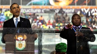Thamsanqa Jantjie steht an der Trauerfeier direkt neben Barack Obama. Thamsanqa Jantjie steht an der Trauerfeier direkt neben Barack Obama.